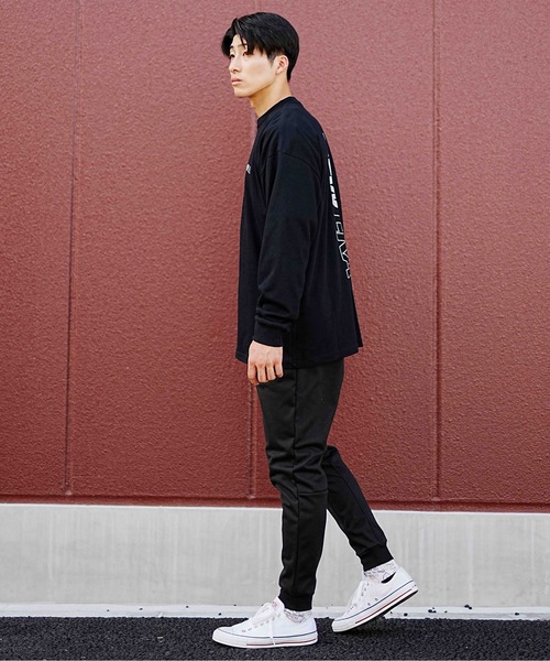 NEW ERA(ニューエラ)の「【ムラサキスポーツ別注】NEW ERA/ニューエラ パフォーマンス ロンT VERTICAL LOGO オーバーサイズ バックプリント 吸汗速乾(Tシャツ/カットソー・メンズ・ブラック/ホワイト・XL/XXL/L/M)」の12枚目の写真
