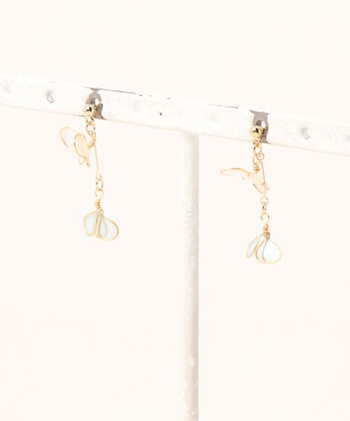 Three Four Time(スリーフォータイム)の「バタフライエポピアス(ピアス(両耳用)・レディース・オフホワイト/ブルー/パープル・FREE)」の5枚目の写真