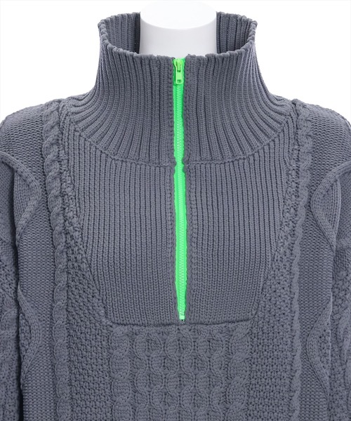 clear（クリア）の「配色ハーフジップケーブル編みニットトップス（ニット/セーター・レディース・ネイビー/チャコールグレー/グレイッシュベージュ・F）」の8枚目の写真