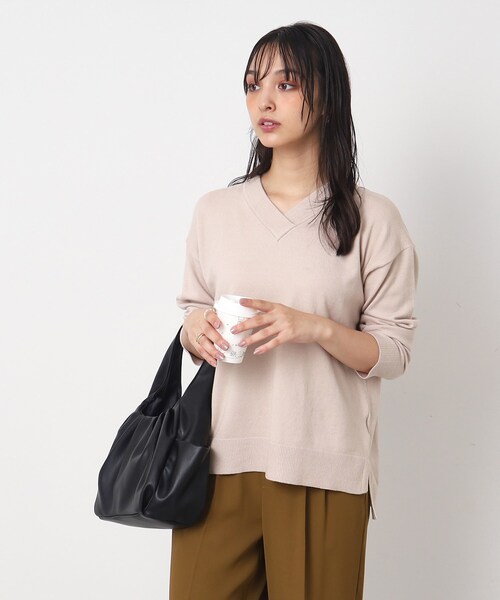 DRESKIP(ドレスキップ)の「◆お顔周りをすっきり見せる 大人なVネック ゆるニット【SHOO WARM/吸湿発熱】(ニット/セーター・レディース・ベージュ系その他5/ライトブルー/イエロー系その他/ライトベージュ/ブラック/ピンク系・00)」の3枚目の写真