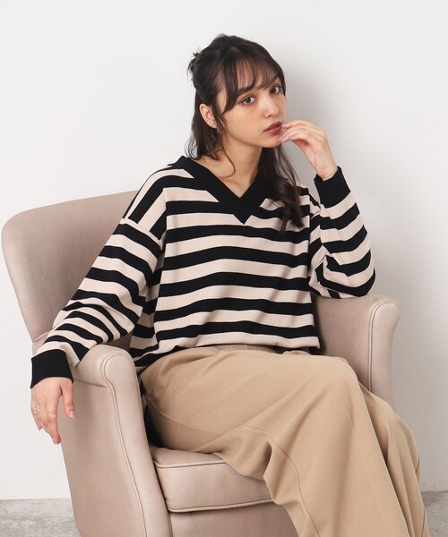 DRESKIP(ドレスキップ)の「◆お顔周りをすっきり見せる 大人なVネック ゆるニット【SHOO WARM/吸湿発熱】(ニット/セーター・レディース・ベージュ系その他5/ライトブルー/イエロー系その他/ライトベージュ/ブラック/ピンク系・00)」の4枚目の写真