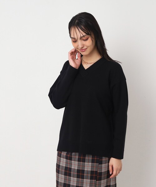 DRESKIP(ドレスキップ)の「◆お顔周りをすっきり見せる 大人なVネック ゆるニット【SHOO WARM/吸湿発熱】(ニット/セーター・レディース・ベージュ系その他5/ライトブルー/イエロー系その他/ライトベージュ/ブラック/ピンク系・00)」の2枚目の写真