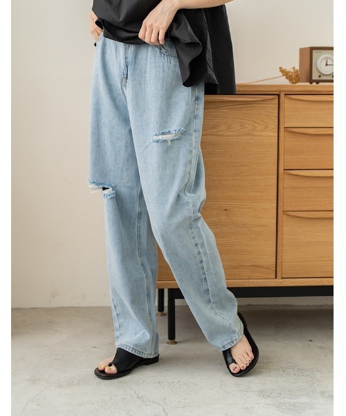 chocomee(チョコミー)の「damage loose denim pants(デニムパンツ・レディース・ライトブルー・FREE)」の2枚目の写真
