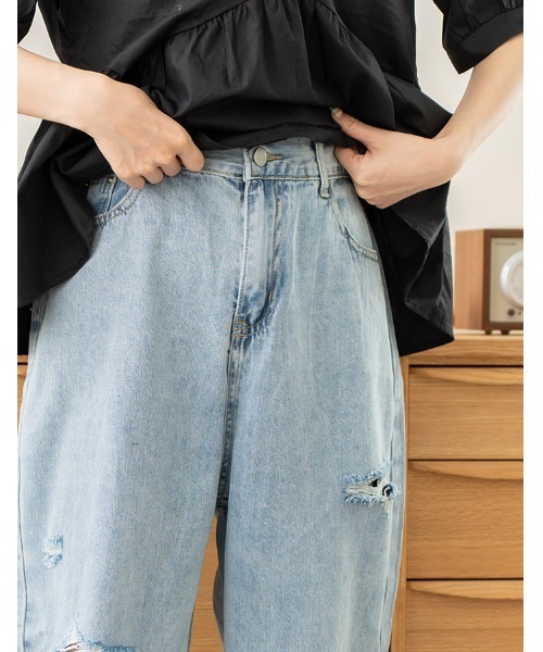 chocomee(チョコミー)の「damage loose denim pants(デニムパンツ・レディース・ライトブルー・FREE)」の6枚目の写真