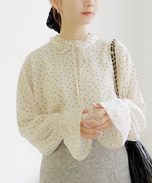 flower（フラワー）の「タイニードットリボンブラウス（シャツ/ブラウス・レディース・アイボリー/ブラック・FREE）」の2枚目の写真