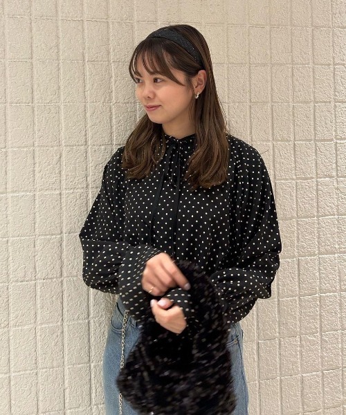 flower（フラワー）の「タイニードットリボンブラウス（シャツ/ブラウス・レディース・アイボリー/ブラック・FREE）」の4枚目の写真