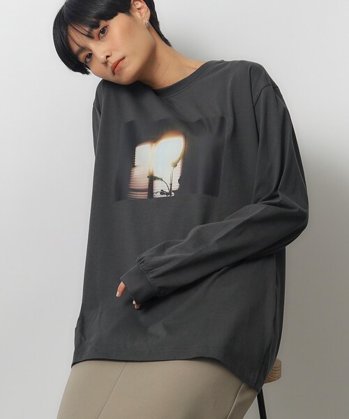 OPAQUE.CLIP(オペークドットクリップ)の「◆フォトプリントロングスリーブTシャツ(Tシャツ/カットソー・レディース・チャコールグレー/ライトグレー/ホワイト・40/38)」の1枚目の写真