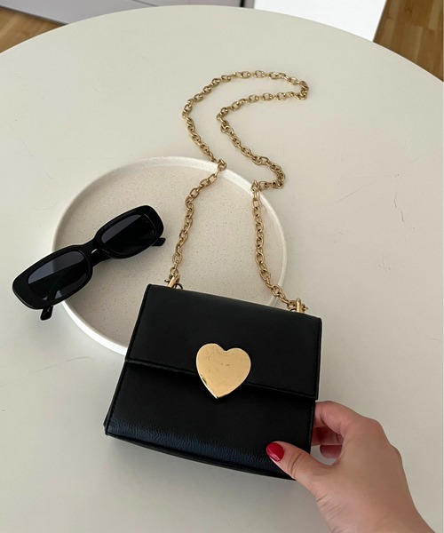 GOLDS♡ビジュー付きハートバックル♡チェーン♡ファーレッグカバー♡白×黒 prose verse（プロズヴェール）の「メタルハートミニチェーンバッグ