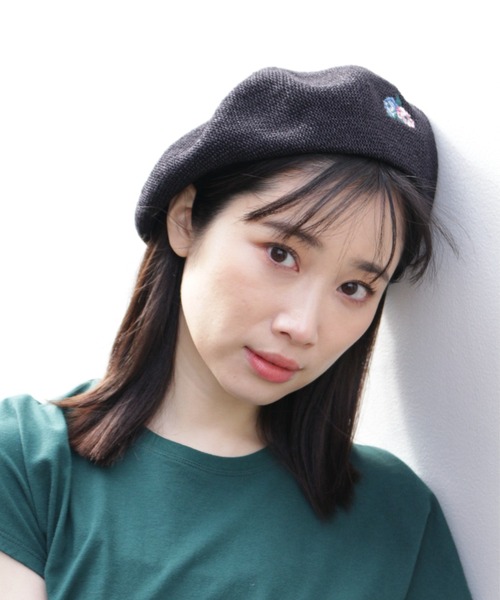 SUPER HAKKA（スーパーハッカ）の「フラワーワンポイント刺繍クリスピーベレー帽（ハンチング/ベレー帽・レディース・ブラック/ネイビー/グレー・FREE）」の2枚目の写真