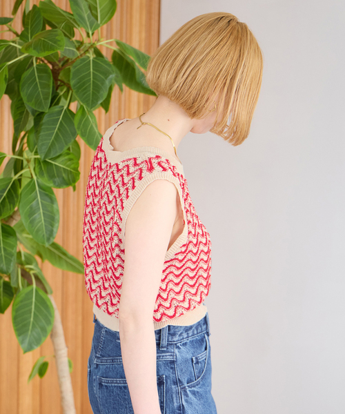 B.C STOCK（ベーセーストック）の「Gleamy/グリーミー ショートニットベスト（ベスト・レディース・レッド/パープル・FREE）」の2枚目の写真