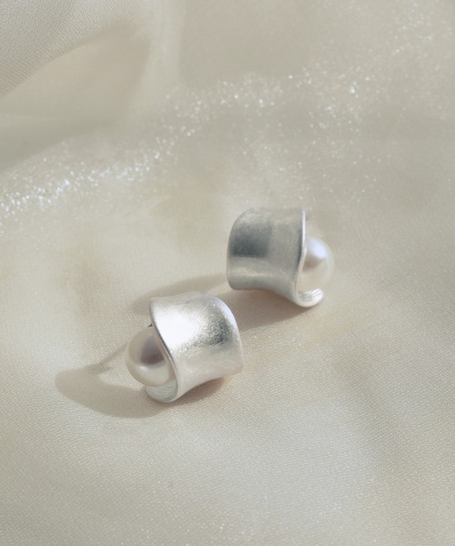 GOLDY（ゴールディ）の「カーヴィー メタル パール ピアス（ピアス（両耳用）・レディース・ゴールド/シルバー系その他/ゴールド系その他/シルバー・FREE）」の3枚目の写真