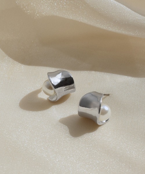 GOLDY（ゴールディ）の「カーヴィー メタル パール ピアス（ピアス（両耳用）・レディース・ゴールド/シルバー系その他/ゴールド系その他/シルバー・FREE）」の8枚目の写真