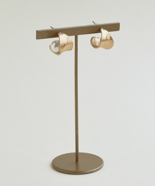 GOLDY（ゴールディ）の「カーヴィー メタル パール ピアス（ピアス（両耳用）・レディース・ゴールド/シルバー系その他/ゴールド系その他/シルバー・FREE）」の5枚目の写真