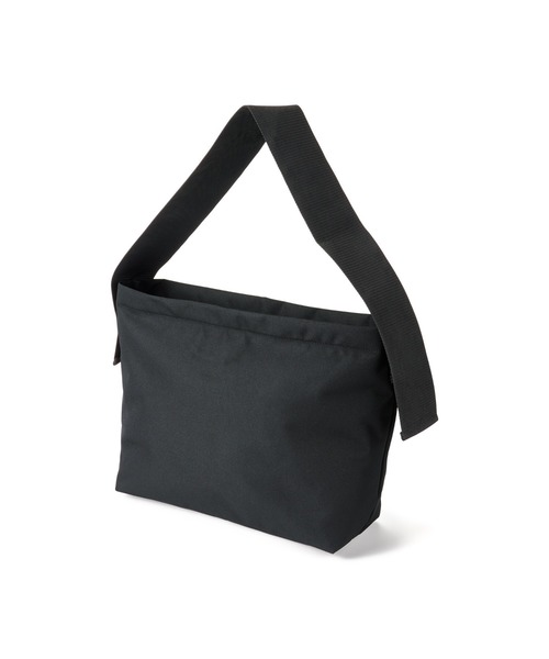 無印良品（ムジルシリョウヒン）の「太ベルトスクエアショルダーバッグ（ショルダーバッグ・メンズ・ブラック/ダークベージュ・FREE）」の2枚目の写真