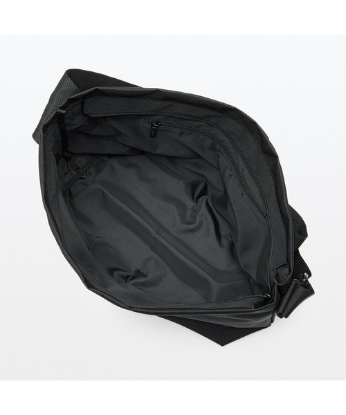 無印良品（ムジルシリョウヒン）の「太ベルトスクエアショルダーバッグ（ショルダーバッグ・メンズ・ブラック/ダークベージュ・FREE）」の4枚目の写真