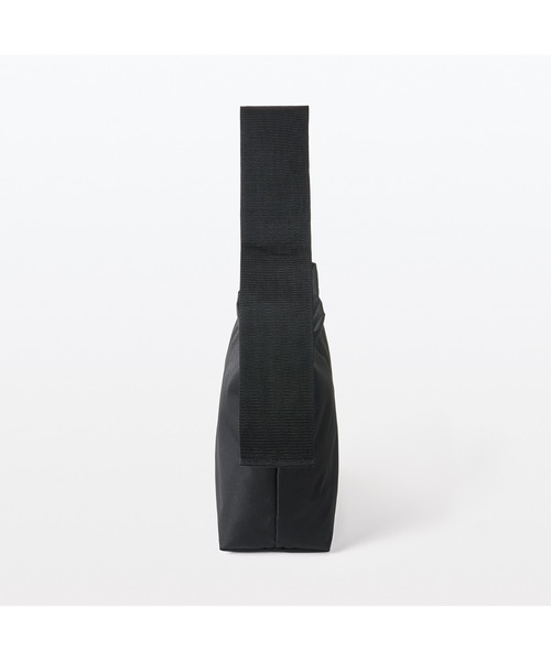 無印良品（ムジルシリョウヒン）の「太ベルトスクエアショルダーバッグ（ショルダーバッグ・メンズ・ブラック/ダークベージュ・FREE）」の6枚目の写真