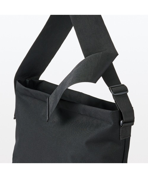 無印良品（ムジルシリョウヒン）の「太ベルトスクエアショルダーバッグ（ショルダーバッグ・メンズ・ブラック/ダークベージュ・FREE）」の8枚目の写真