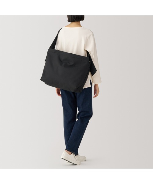 無印良品（ムジルシリョウヒン）の「太ベルトスクエアショルダーバッグ（ショルダーバッグ・メンズ・ブラック/ダークベージュ・FREE）」の9枚目の写真