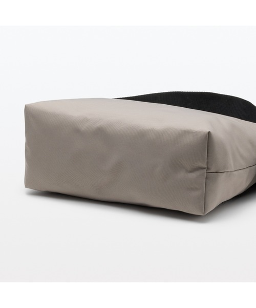 無印良品（ムジルシリョウヒン）の「太ベルトスクエアショルダーバッグ（ショルダーバッグ・メンズ・ブラック/ダークベージュ・FREE）」の14枚目の写真