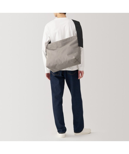 無印良品（ムジルシリョウヒン）の「太ベルトスクエアショルダーバッグ（ショルダーバッグ・メンズ・ブラック/ダークベージュ・FREE）」の19枚目の写真