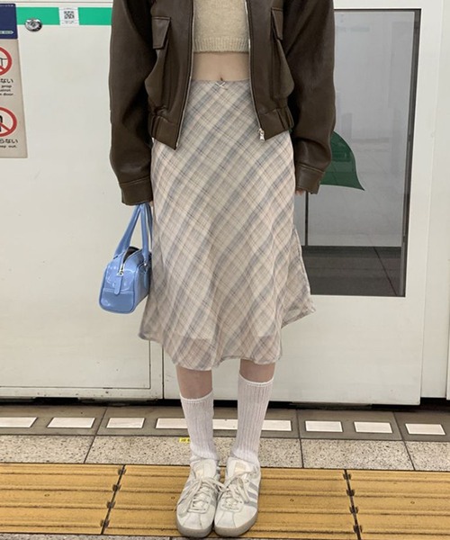 SHEPP(シープ)の「チェック柄 ミドルフレアスカート(スカート・レディース・アイボリー/ブルー・M/L)」の2枚目の写真