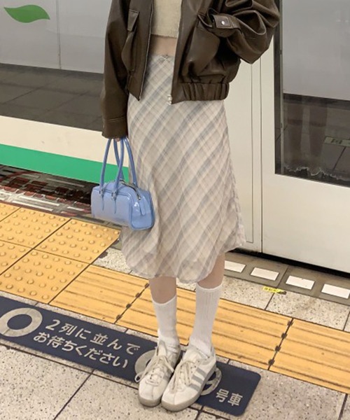 SHEPP(シープ)の「チェック柄 ミドルフレアスカート(スカート・レディース・アイボリー/ブルー・M/L)」の3枚目の写真