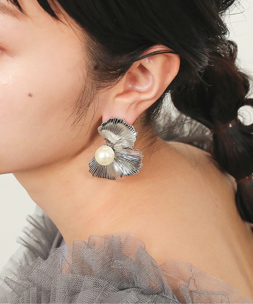Kana(カナ)の「ハーフメタル フラワー ピアス 結婚式 お呼ばれ パーティー オケージョン(ピアス(両耳用)・レディース・シルバー/ゴールド・フリー)」の2枚目の写真