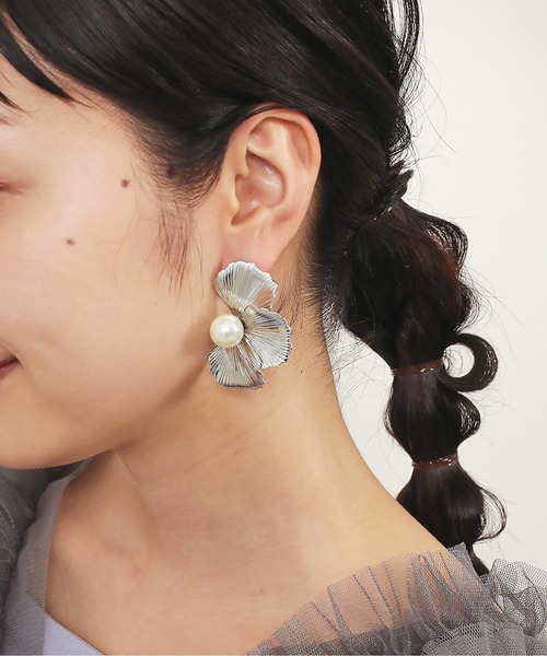 Kana(カナ)の「ハーフメタル フラワー ピアス 結婚式 お呼ばれ パーティー オケージョン(ピアス(両耳用)・レディース・シルバー/ゴールド・フリー)」の3枚目の写真