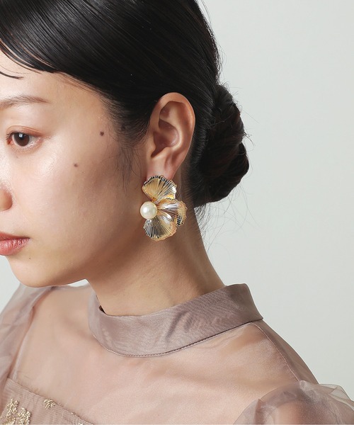 Kana(カナ)の「ハーフメタル フラワー ピアス 結婚式 お呼ばれ パーティー オケージョン(ピアス(両耳用)・レディース・シルバー/ゴールド・フリー)」の5枚目の写真