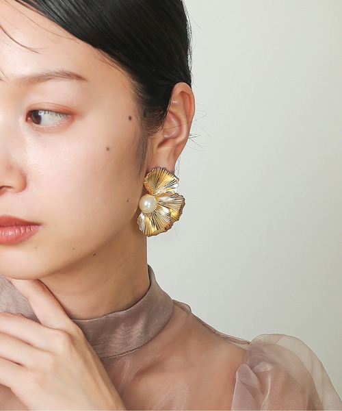 Kana(カナ)の「ハーフメタル フラワー ピアス 結婚式 お呼ばれ パーティー オケージョン(ピアス(両耳用)・レディース・シルバー/ゴールド・フリー)」の7枚目の写真