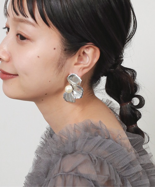 Kana(カナ)の「ハーフメタル フラワー ピアス 結婚式 お呼ばれ パーティー オケージョン(ピアス(両耳用)・レディース・シルバー/ゴールド・フリー)」の4枚目の写真
