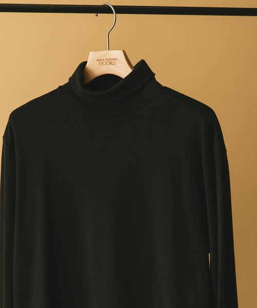 URBAN RESEARCH DOORS(アーバンリサーチドアーズ)の「『UR TECH』裏起毛タートルネック ロンTシャツ(Tシャツ/カットソー・メンズ・ブラック/ホワイト・MEDIUM/LARGE)」の2枚目の写真