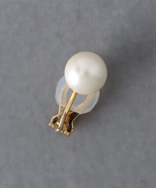 UNITED ARROWS(ユナイテッドアローズ)の「8MM イミテーションパール イヤリング(イヤリング・レディース・ホワイト・FREE)」の2枚目の写真