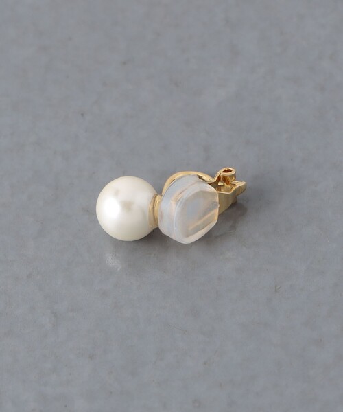 UNITED ARROWS(ユナイテッドアローズ)の「8MM イミテーションパール イヤリング(イヤリング・レディース・ホワイト・FREE)」の4枚目の写真