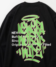 NEW ERA（ニューエラ）の「【NEW ERA/ニューエラ】ストリートグラフィティロゴ ワンポイント＆バックBIGプリントデザイン ロングスリーブ/長袖Tシャツ/オーバーサイズドフィット（Tシャツ/カットソー・メンズ）」