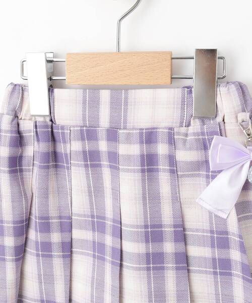 SHOO・LA・RUE（シューラルー）の「【110-140cm】チャーム付きチェックプリーツスカパン（スカート・キッズ・グレー系2/サックスブルー系2/パープル系1・13/14/15 /10/11/12）」の7枚目の写真