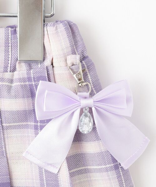 SHOO・LA・RUE（シューラルー）の「【110-140cm】チャーム付きチェックプリーツスカパン（スカート・キッズ・グレー系2/サックスブルー系2/パープル系1・13/14/15 /10/11/12）」の8枚目の写真
