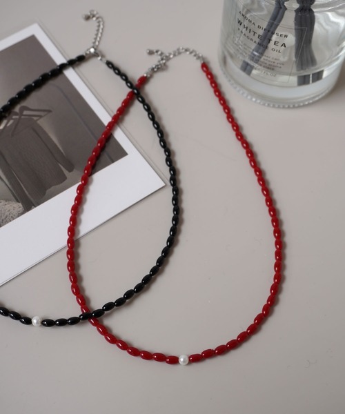 ammy.（エイミードット）の「【 ammy. / エイミードット 】 ワンポイント ガラスビーズ ネックレス（ネックレス・レディース・レッド/ブラック・FREE）」の2枚目の写真