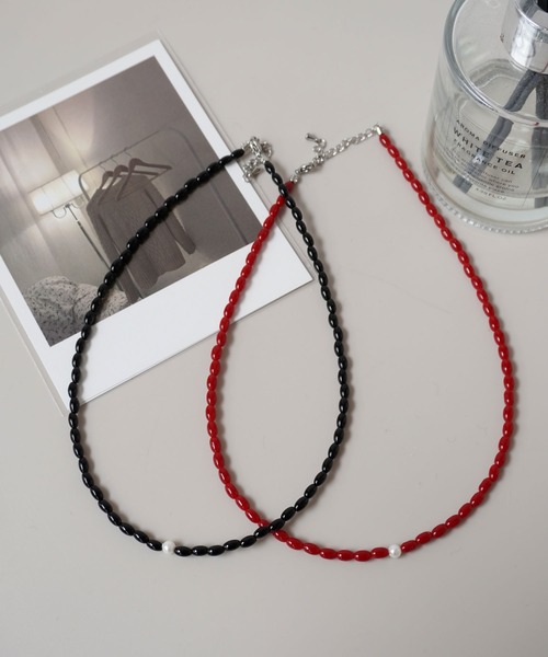 ammy.（エイミードット）の「【 ammy. / エイミードット 】 ワンポイント ガラスビーズ ネックレス（ネックレス・レディース・レッド/ブラック・FREE）」の4枚目の写真