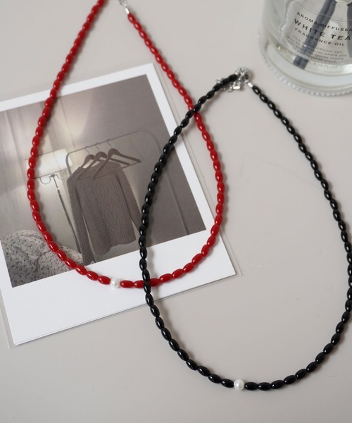 ammy.（エイミードット）の「【 ammy. / エイミードット 】 ワンポイント ガラスビーズ ネックレス（ネックレス・レディース・レッド/ブラック・FREE）」の5枚目の写真