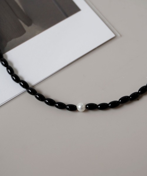 ammy.（エイミードット）の「【 ammy. / エイミードット 】 ワンポイント ガラスビーズ ネックレス（ネックレス・レディース・レッド/ブラック・FREE）」の6枚目の写真