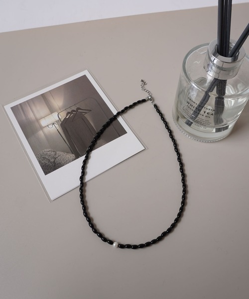 ammy.（エイミードット）の「【 ammy. / エイミードット 】 ワンポイント ガラスビーズ ネックレス（ネックレス・レディース・レッド/ブラック・FREE）」の3枚目の写真