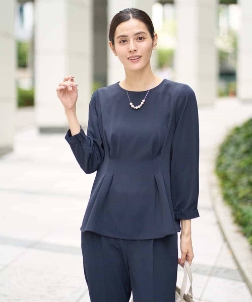 a.v.v（アーヴェヴェ）の「【洗える/イージーケア】サテンストレッチペプラムブラウス【セットアップ対応】（シャツ/ブラウス・レディース・ネイビー/グレー系その他/ブラック・34/36/38/42/40）」の4枚目の写真