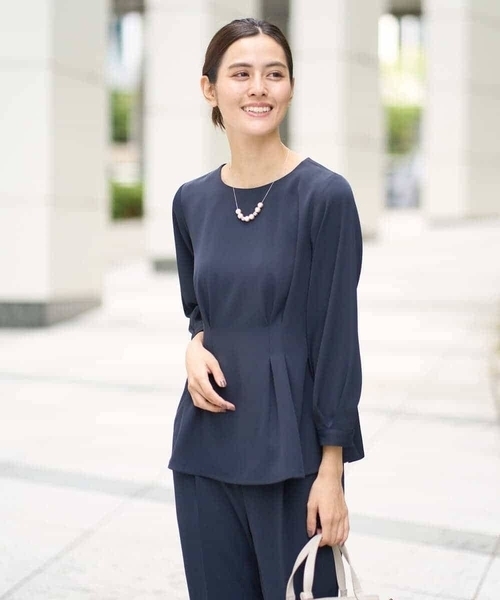 a.v.v（アーヴェヴェ）の「【洗える/イージーケア】サテンストレッチペプラムブラウス【セットアップ対応】（シャツ/ブラウス・レディース・ネイビー/グレー系その他/ブラック・34/36/38/42/40）」の6枚目の写真