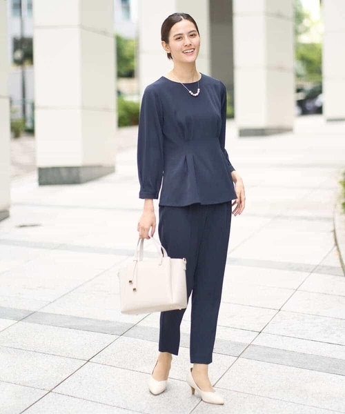 a.v.v（アーヴェヴェ）の「【洗える/イージーケア】サテンストレッチペプラムブラウス【セットアップ対応】（シャツ/ブラウス・レディース・ネイビー/グレー系その他/ブラック・34/36/38/42/40）」の9枚目の写真