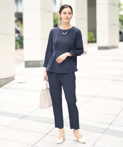 a.v.v（アーヴェヴェ）の「【洗える/イージーケア】サテンストレッチペプラムブラウス【セットアップ対応】（シャツ/ブラウス・レディース・ネイビー/グレー系その他/ブラック・34/36/38/42/40）」の10枚目の写真