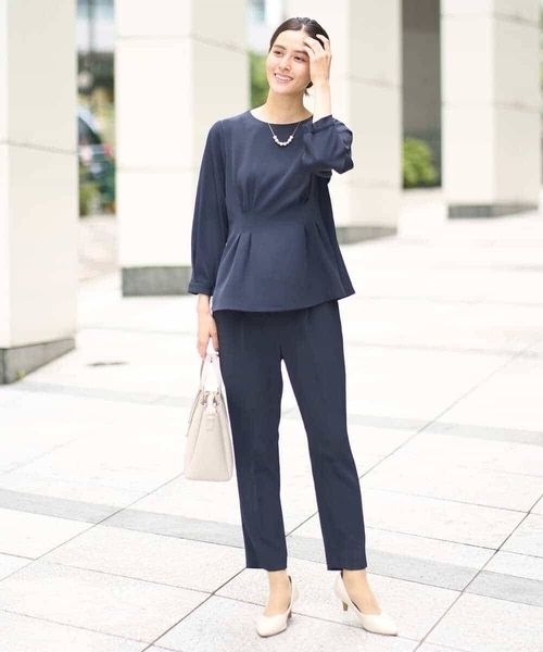 a.v.v（アーヴェヴェ）の「【洗える/イージーケア】サテンストレッチペプラムブラウス【セットアップ対応】（シャツ/ブラウス・レディース・ネイビー/グレー系その他/ブラック・34/36/38/42/40）」の11枚目の写真