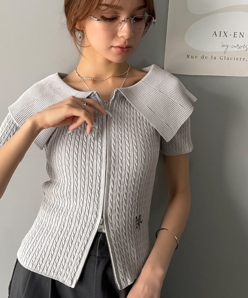 mily bilet(ミウィビレット)の「【mily bilet】抜け感レディースタイル。ロゴ刺繍オフショル2WAYダブルジップケーブル柄サマーニット(半袖)(Tシャツ/カットソー・レディース・ブラック/ライトグレー/ホワイト・LARGE/MEDIUM/SMALL/X-LARGE)」の3枚目の写真