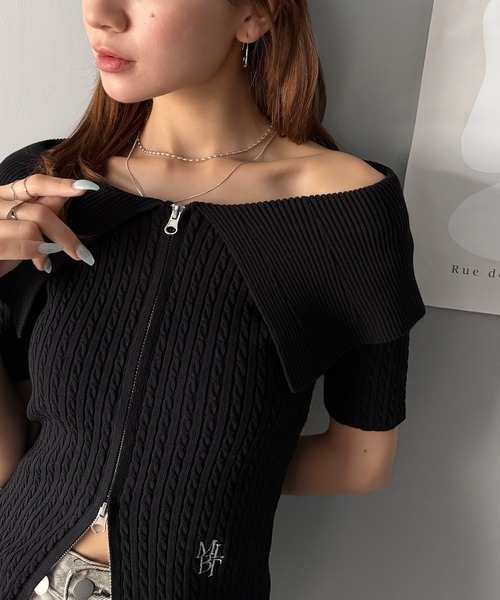 mily bilet(ミウィビレット)の「【mily bilet】抜け感レディースタイル。ロゴ刺繍オフショル2WAYダブルジップケーブル柄サマーニット(半袖)(Tシャツ/カットソー・レディース・ブラック/ライトグレー/ホワイト・LARGE/MEDIUM/SMALL/X-LARGE)」の2枚目の写真