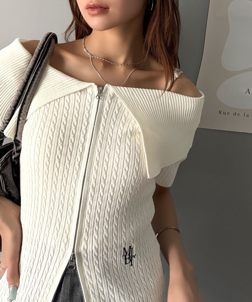 mily bilet(ミウィビレット)の「【mily bilet】抜け感レディースタイル。ロゴ刺繍オフショル2WAYダブルジップケーブル柄サマーニット(半袖)(Tシャツ/カットソー・レディース・ブラック/ライトグレー/ホワイト・LARGE/MEDIUM/SMALL/X-LARGE)」の4枚目の写真